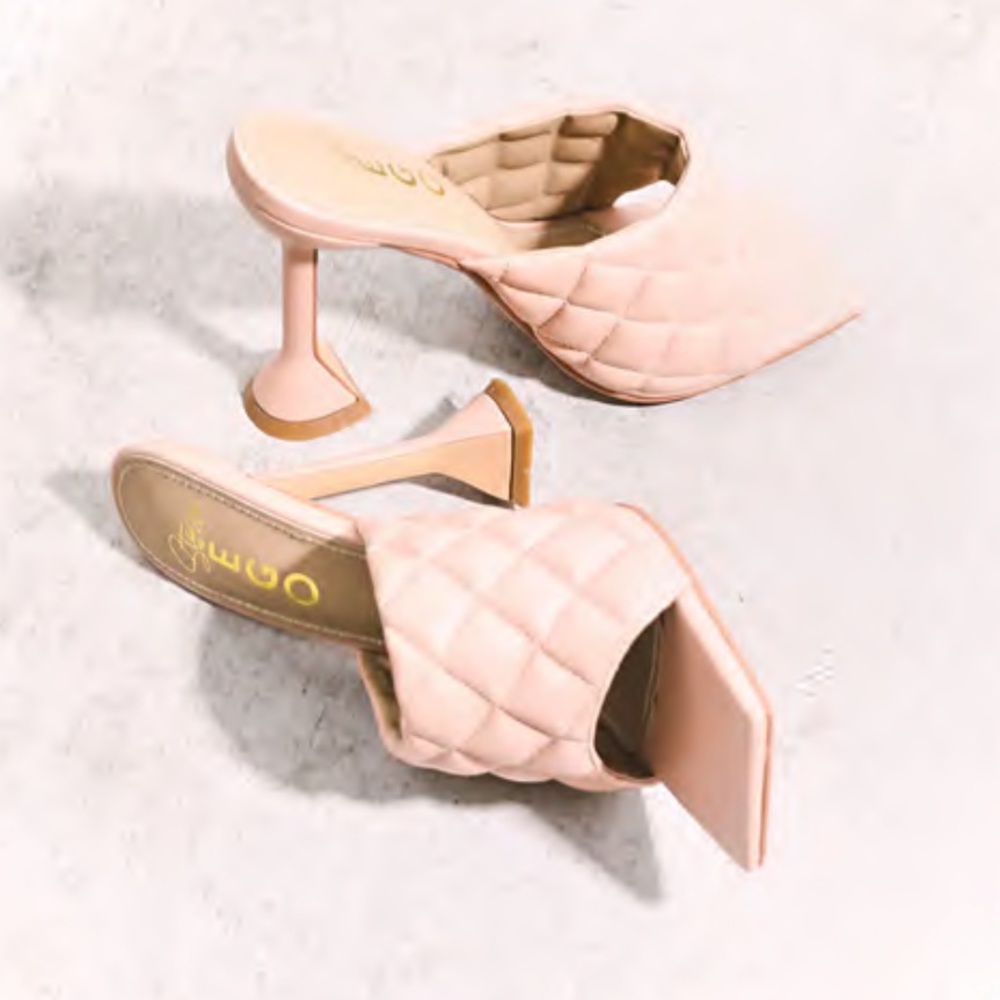 NWT-Butter Quilted Square Peep Toe Pyramid